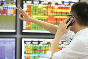 Để khơi thông dòng vốn chảy mạnh vào TTCK, cần hình thành cơ chế khuyến khích, ưu đãi các bên tham gia TTCK.