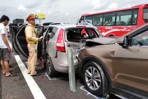 Vụ TNGT xảy ra trên cao tốc TPHCM - Trung Lương dịp nghỉ lễ 30/4-1/5 (ảnh: Nguyễn Vinh).