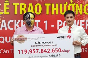 Ông Đ. nhận giải thưởng của Vietlott. (Ảnh: Zing).