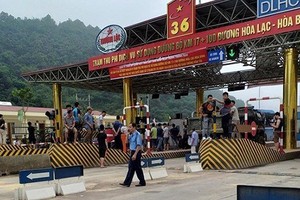 Trạm thu phí Hòa Lạc - Hòa Bình bị ùn tắc nên phải xả trạm. Ảnh: Xuân Hoa. 