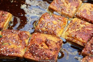 Đậu phụ thối được xem là món ăn đường phố đặc trưng của Đài Loan. Ảnh: BBC. 