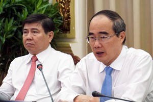 Bí thư Thành ủy TP.HCM Nguyễn Thiện Nhân (phải) và Chủ tịch UBND thành phố Nguyễn Thành Phong chủ trì hội nghị. Ảnh: Trung Sơn.