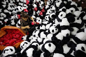 Công nhân trong một nhà máy đồ chơi ở Giang Tô, Trung Quốc. Ảnh: CNN.