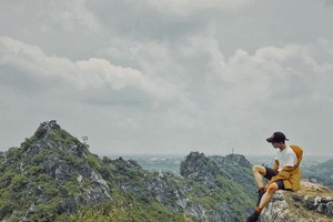 Được ví là “cao nguyên đá” ở Hà Nội, núi Trầm không hùng vĩ, cheo leo như các dãy núi cao Tây Bắc nhưng có vẻ hoang sơ, bình yên và thơ mộng. Ảnh: Quang Hải.