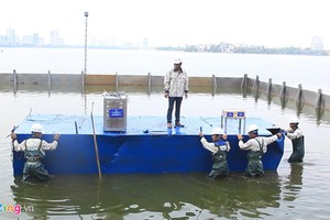 Thiết bị công nghệ Nano của Nhật Bản được đặt thử nghiệm ở một đoạn sông Tô Lịch và một góc hồ Tây. Ảnh: Mỹ Hà.