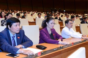 Đại biểu làm việc tại kỳ họp thứ 6 Quốc hội khoá XIV. Ảnh: Hoàng Phong.