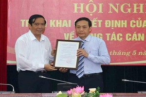 Đồng chí Nguyễn Thanh Bình trao quyết định và chúc mừng đồng chí Nguyễn Thanh Hải.