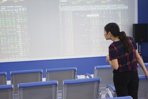 Việc phải mua/bán chứng khoán cơ sở để phòng ngừa rủi ro cho chứng quyền phát hành có thể tác động đến diễn biến giá của cổ phiếu cơ sở.