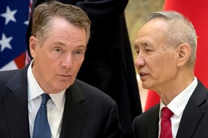 Đại diện Thương mại Mỹ Robert Lighthizer (trái) và Phó thủ tướng Trung Quốc Lưu Hạc tại Bắc Kinh hồi tháng hai. Ảnh: Reuters.