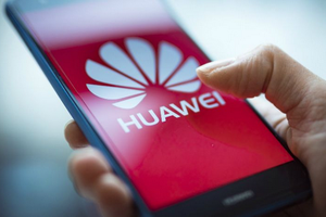 Smartphone Huawei trong tương lai có thể không còn sử dụng Android. Ảnh: CNN.