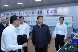 Ông Tập Cận Bình (giữa, áo sẫm màu) thăm doanh nghiệp đất hiếm ở Giang Tây, Trung Quốc ngày 20/5. Ảnh: Xinhua.