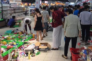 Khách hàng mua đồ, vứt vương vãi ra sàn siêu thị 