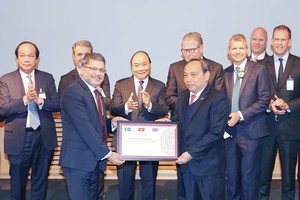 Thủ tướng Nguyễn Xuân Phúc chứng kiến Lễ trao biểu trưng cam kết đầu tư của AstraZeneca tại Việt Nam (ảnh Nguyễn Hiếu)