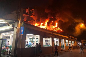 Lửa bùng lên trong khu bếp của nhà hàng bia Hải Xồm. Ảnh: Người dân cung cấp.