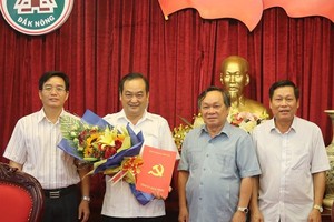 Lãnh đạo tỉnh Đắk Nông chúc mừng đồng chí Hà Trung Ký.