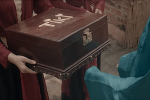 Một kiện hàng Tiki xuyên không về thời cổ tích Tấm Cám trong MV ca nhạc của Chi Pu.