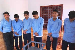 Các con bạc tại cơ quan công an.