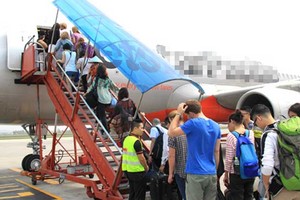 Hành khách lên máy bay tại sân bay Nội Bài.