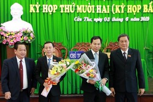 Lãnh đạo thành phố Cần Thơ chúc mừng đồng chí Võ Thành Thống và đồng chí Lê Quang Mạnh.