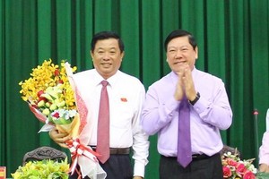 Bí thư Tỉnh ủy Vĩnh Long Trần Văn Rón chúc mừng đồng chí Bùi Văn Nghiêm được bầu làm Chủ tịch HĐND tỉnh Vĩnh Long khóa IX, nhiệm kỳ 2016-2021. 