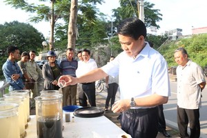Ông Nguyễn Đức Chung kiểm tra công nghệ xử lý ô nhiễm sông Tô Lịch.