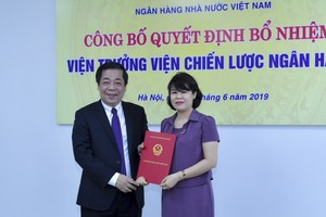 Phó Thống đốc Nguyễn Kim Anh trao quyết định cho đồng chí Nguyễn Thị Hòa.