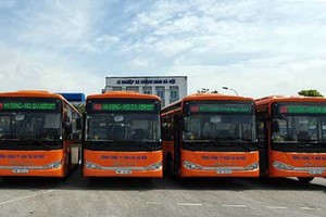 Tuyến buýt được sơn màu cam đặc trưng. Ảnh: Phương Sơn.