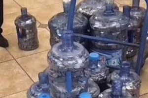 20 bình đựng tiền xu được đưa đến mua nhà.