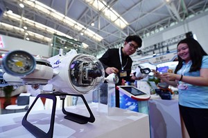 Mẫu robot hoạt động dưới nước trong một triển lãm khoa học và công nghệ tình báo ở Thiên Tân, Trung Quốc hôm 17/5/2018. Ảnh: Xinhua.