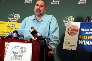 Ông Richard Wahl ở New Jersey trúng độc đắc Mega Millions trị giá 533 triệu USD hồi tháng 4/2018. Khi đó ông chọn nhận tiền một lần và được chuyển vào tài khoản 324 triệu USD. Ảnh: USA Today. 