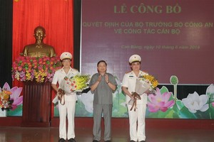 Phó Bí thư Thường trực Tỉnh ủy Cao Bằng Triệu Đình Lê chúc mừng 2 tân Phó Giám đốc Công an tỉnh.