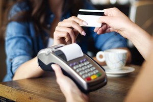 Hiện nay, các địa phương đã và đang tích cực triển khai các giải pháp áp dụng thanh toán không dùng tiền mặt, nhất là hai thành phố lớn là Hà Nội và Thành phố Hồ Chí Minh.