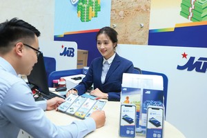 Tìm cơ hội với chứng quyền MBB và HPG