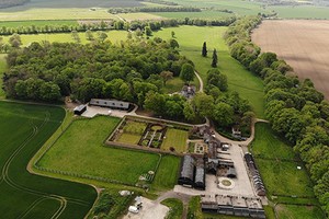 Khu trang trại 6,5 triệu bảng của Adrian bị bỏ hoang nhiều tháng nay. Ảnh: Mirror.