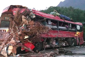 Xe khách vỡ nát phần đầu sau tai nạn. Ảnh: Thế Vinh.