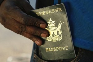 Người dân Zimbabwe mất không dưới một năm để được cấp hộ chiếu.