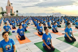 Ngày Quốc tế Yoga do Bảo Việt Nhân thọ tổ chức thu hút hàng ngàn người tham dự.