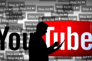 Quảng cáo phản cảm nhan nhản trên Youtube.
