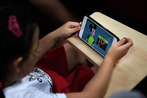 Trẻ em cũng có thể bị xem những video có nội dung xấu trên mạng xã hội như Youtube. Ảnh: Straight Times.