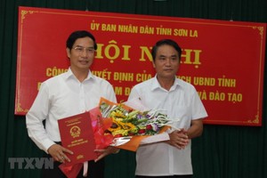 Ông Lê Hồng Minh, Phó Chủ tịch Ủy ban Nhân dân tỉnh Sơn La (bên phải) trao Quyết định bổ nhiểm Phó Giám đốc Phụ trách Sở Giáo dục và Đào tạo cho ông Nguyễn Huy Hoàng. (Ảnh: Hữu Quyết/TTXVN).