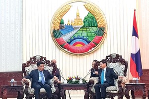 Thủ tướng Lào Thongloun Sisoulith (bên phải) tiếp Bộ trưởng Bộ Kế hoạch và Đầu tư Nguyễn Chí Dũng.