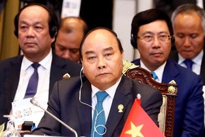 Thủ tướng Nguyễn Xuân Phúc trong phiên họp toàn thể Hội nghị Cấp cao ASEAN tại Bangkok, Thái Lan hôm qua. Ảnh: TTXVN.