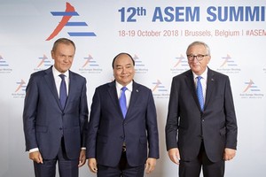 Thủ tướng Nguyễn Xuân Phúc (giữa) được Chủ tịch Hội đồng Châu Âu Donald Tusk (trái) và Chủ tịch Ủy ban Châu Âu Jean-Claude Juncker đón tiếp tại Hội nghị Cấp cao Á – Âu lần thứ 12 tháng 10/2018. Ảnh: EC.