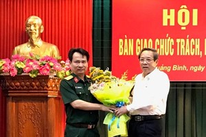 Bí thư Tỉnh ủy Quảng Bình Hoàng Đăng Quang chúc mừng Đại tá Nguyễn Văn Man được bổ nhiệm giữ chức Phó Tư lệnh Quân khu 4.
