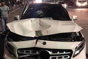 Hiện trường vụ tài xế Mercedes say rượu gây tai nạn làm 2 người tử vong ở Xã Đàn (Hà Nội). Ảnh: Otofun.