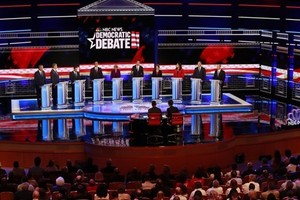 Cuộc tranh luận hôm 26/6 tại Miami giữa các ứng viên tổng thống Mỹ đảng Dân chủ. Ảnh: AP.