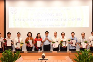 Chủ tịch Hà Nội Nguyễn Đức Chung trao quyết định và chúc mừng các đồng chí được bổ nhiệm, bổ nhiệm lại.