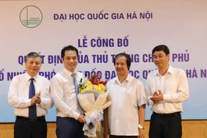Lãnh đạo Bộ Nội vụ và Đại học Quốc gia Hà Nội chúc mừng PGS.TS Phạm Bảo Sơn.