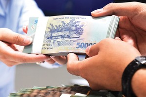 Sức ép tái cơ cấu nguồn vốn khiến ngân hàng phải đua huy động vốn, dù thanh khoản dồi dào.