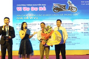 Khách hàng Trần Văn Định tại Nghệ An đã trúng thưởng xe máy từ chương trình “Vi vu du hè”.